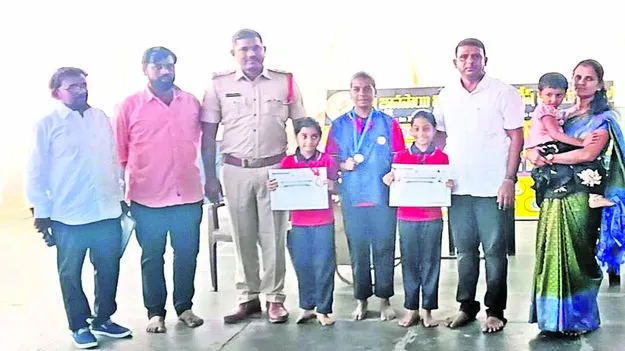 STUDENT: జాతీయ స్థాయి పోటీలకు ఎంపికైన విద్యార్థులు