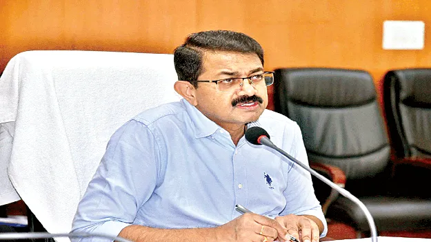 తహసీల్దార్ల వద్ద ఉన్నఅర్జీలపై నివేదిక ఇవ్వండి