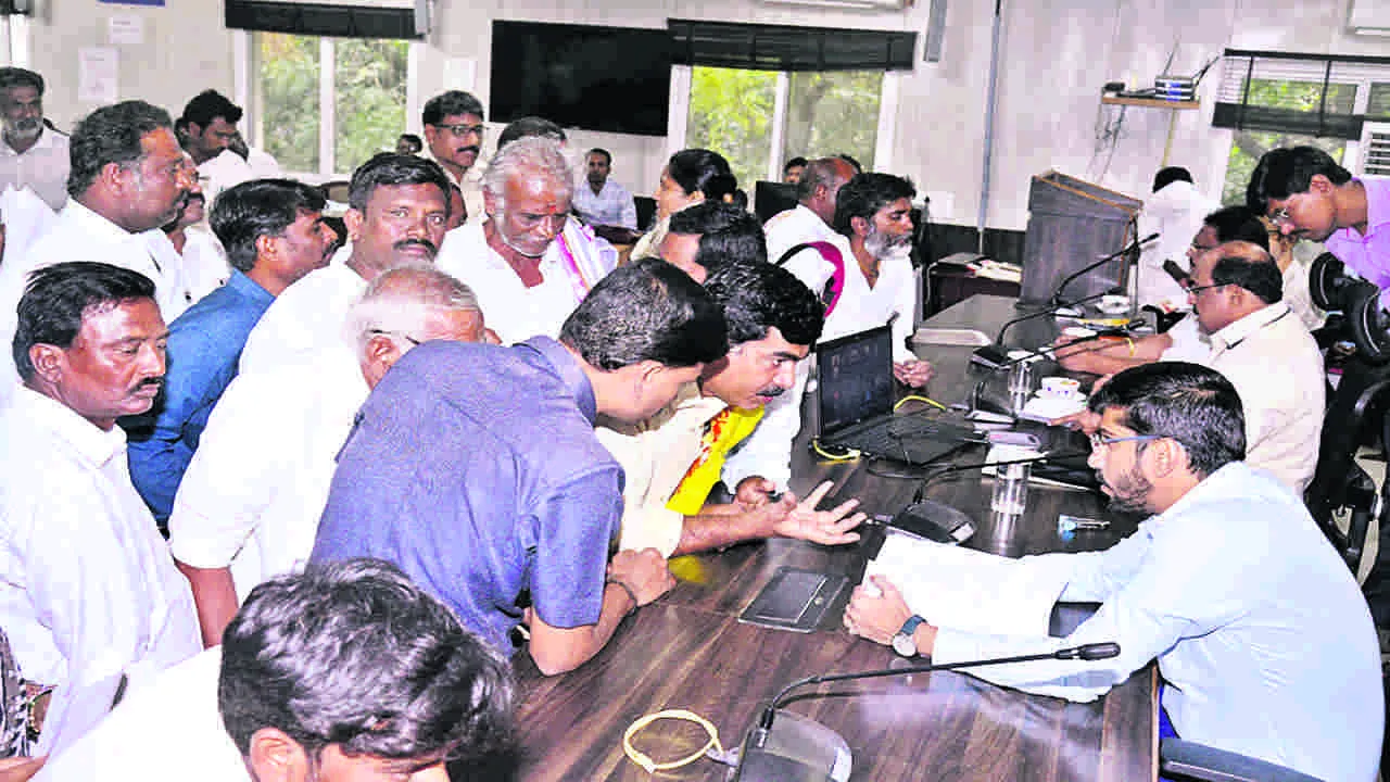 PGRS పంచాయితీ చేస్తాం.. రూ.10లక్షలు ఇవ్వండి..