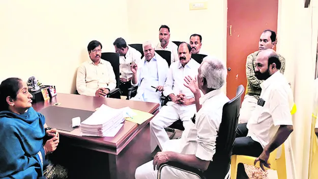 MINISTER SAVITHA: స్థానిక సమస్యలు పరిష్కరించండి