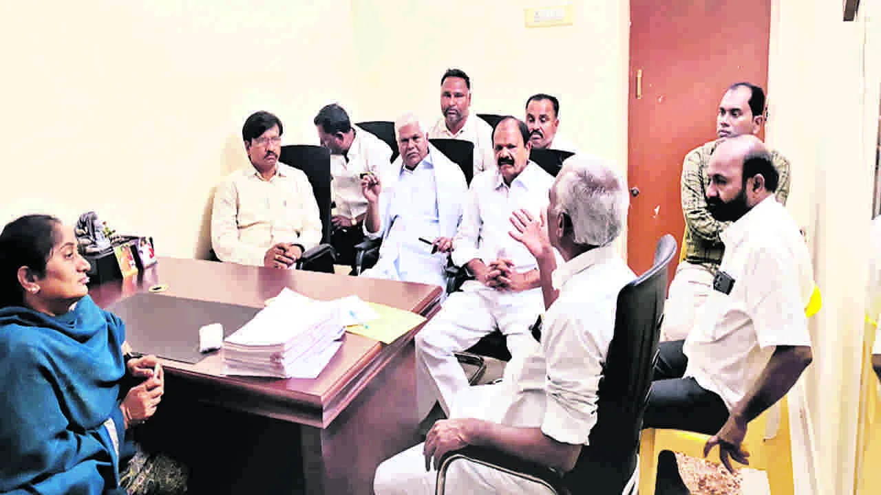 MINISTER SAVITHA: స్థానిక సమస్యలు పరిష్కరించండి