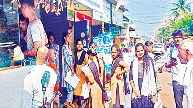 విద్యార్థులకు ఆధార్‌ కష్టాలు!