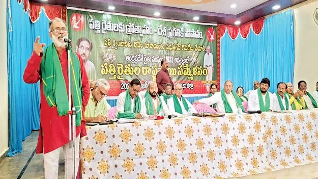 నష్టపోయిన రైతులను ఆదుకోవాలి