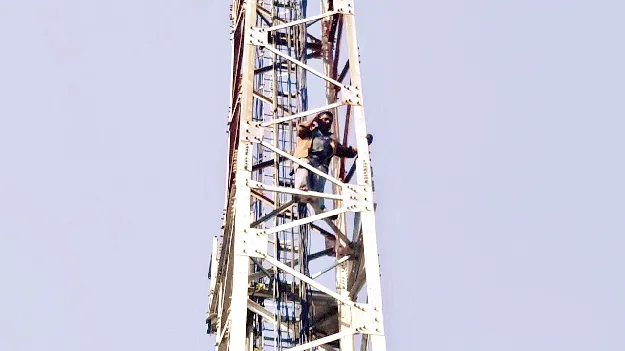 సెల్‌ టవర్‌ ఎక్కి ఆటోడ్రైవర్‌ హల్‌చల్‌ 