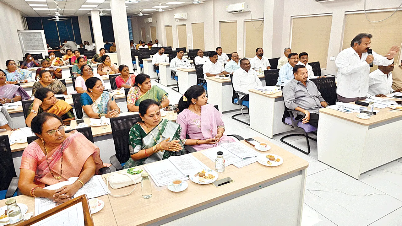 సచివాలయ సిబ్బంది పనితీరు అస్తవ్యస్తం
