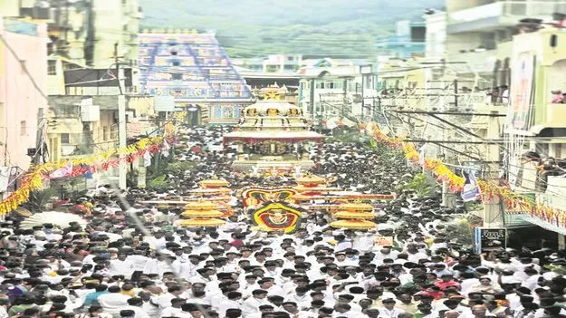 వెండిరథంపై బంగారు సాయి