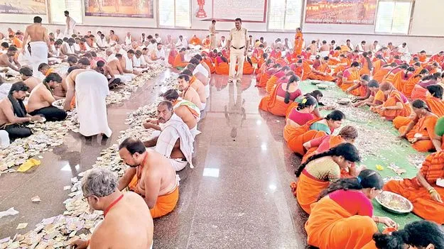 రికార్డు స్థాయిలో హుండీ ఆదాయం 