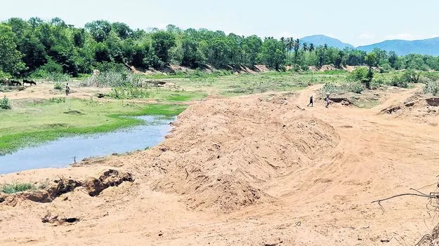 యథేచ్ఛగా ఇసుక దోపిడీ