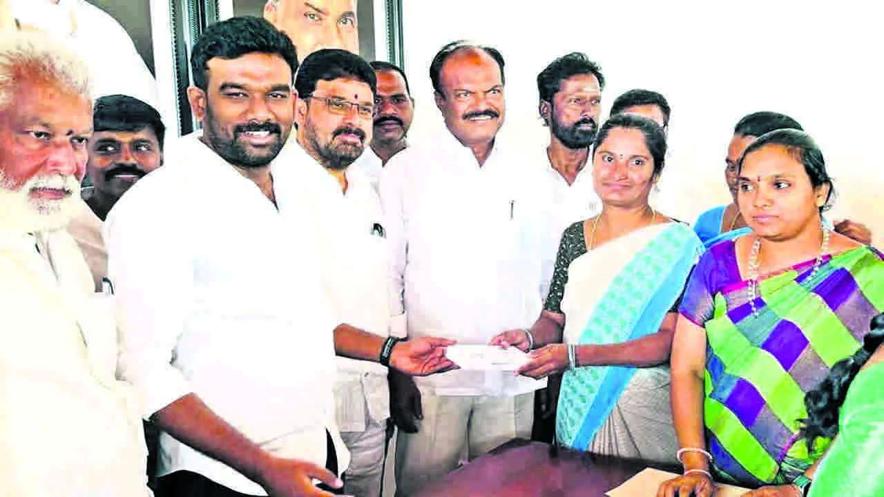 PHONES: అంగనవాడీలకు 5జీ ఫోన్ల పంపిణీ