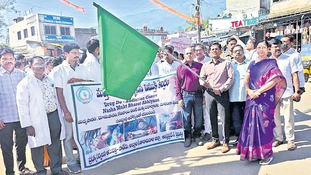 మత్తు పదార్థాలకు దూరంగా ఉండాలి