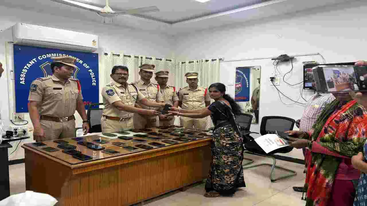 సీఈఐఆర్‌ పోర్టల్‌ ద్వారా 60 మొబైల్‌ ఫోన్ల రికవరీ