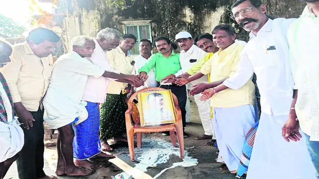 CM: సీఎం చిత్రపటానికి క్షీరాభిషేకం