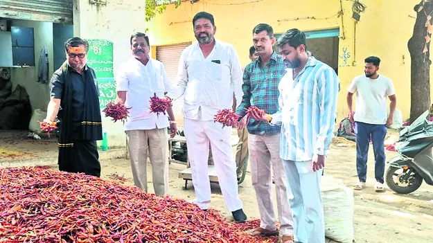 MIRCHI : రైతులకు గిట్టుబాటు ధర కల్పించాలి