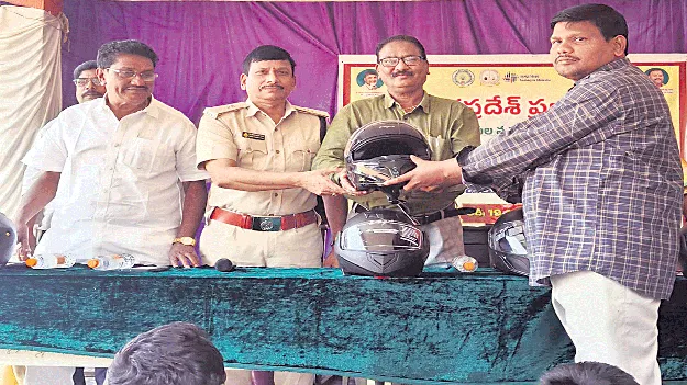 హెల్మెట్‌తోనే బయటకెళతానని ఒట్టేయించుకోండి!