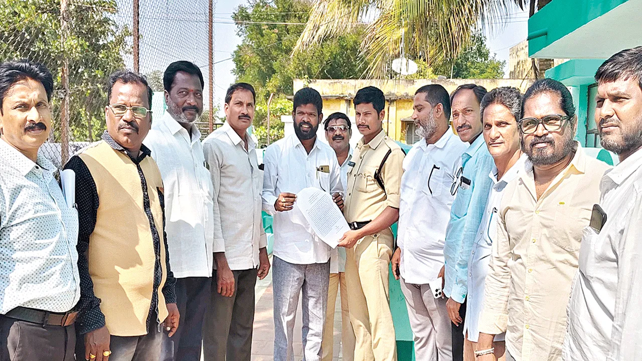 తప్పుడు ఆరోపణలు  చేస్తున్నవారిపై చర్యలు తీసుకోండి 