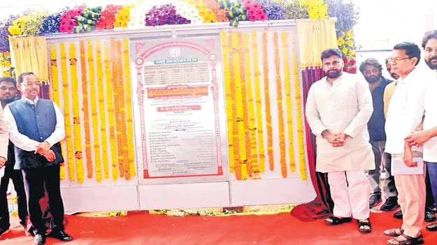 Deputy CM Pawan Kalyan: గుంతలు పడ్డ రోడ్లు.. ప్రశ్నిస్తే కేసులు