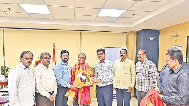 Special Officer of Inkudu Ponds: ఇంకుడు గుంతల ప్రత్యేక అధికారికి సత్కారం