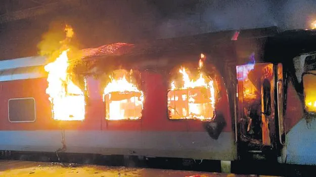 AC Coaches on Fire: మంటల్లో బోగీలు