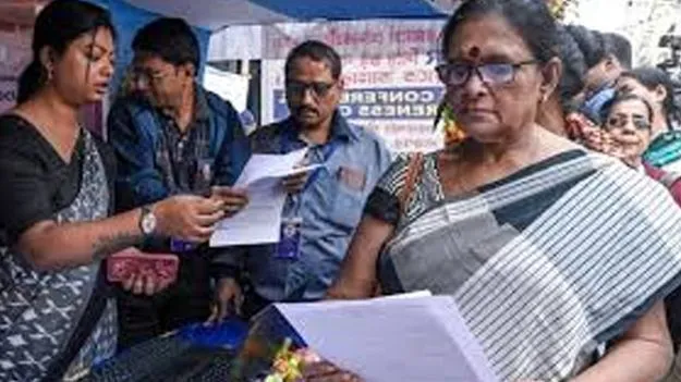 West Bengal voters: బెంగాల్‌లో 1.36 కోట్ల మంది ఓటర్లకు నోటీసులు 