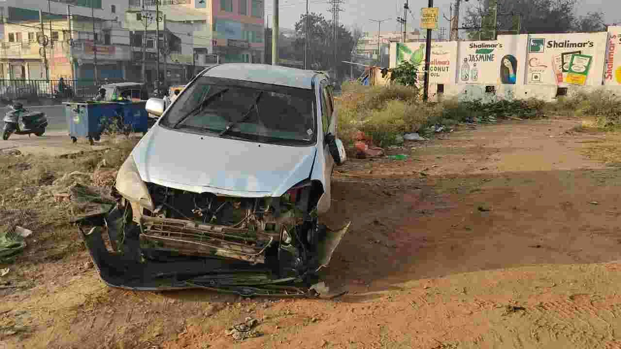Road Accident: గుడిసెలోకి దూసుకువెళ్లిన ఇన్నోవా