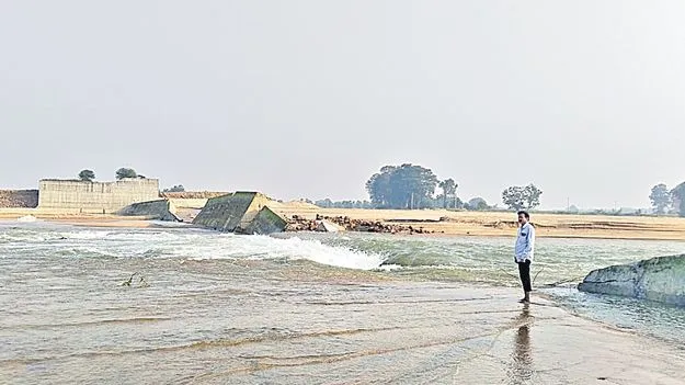 Check Dam on Maneru River Collapse: మంథనిలో మానేరుపై కొట్టుకుపోయిన చెక్‌ డ్యాం