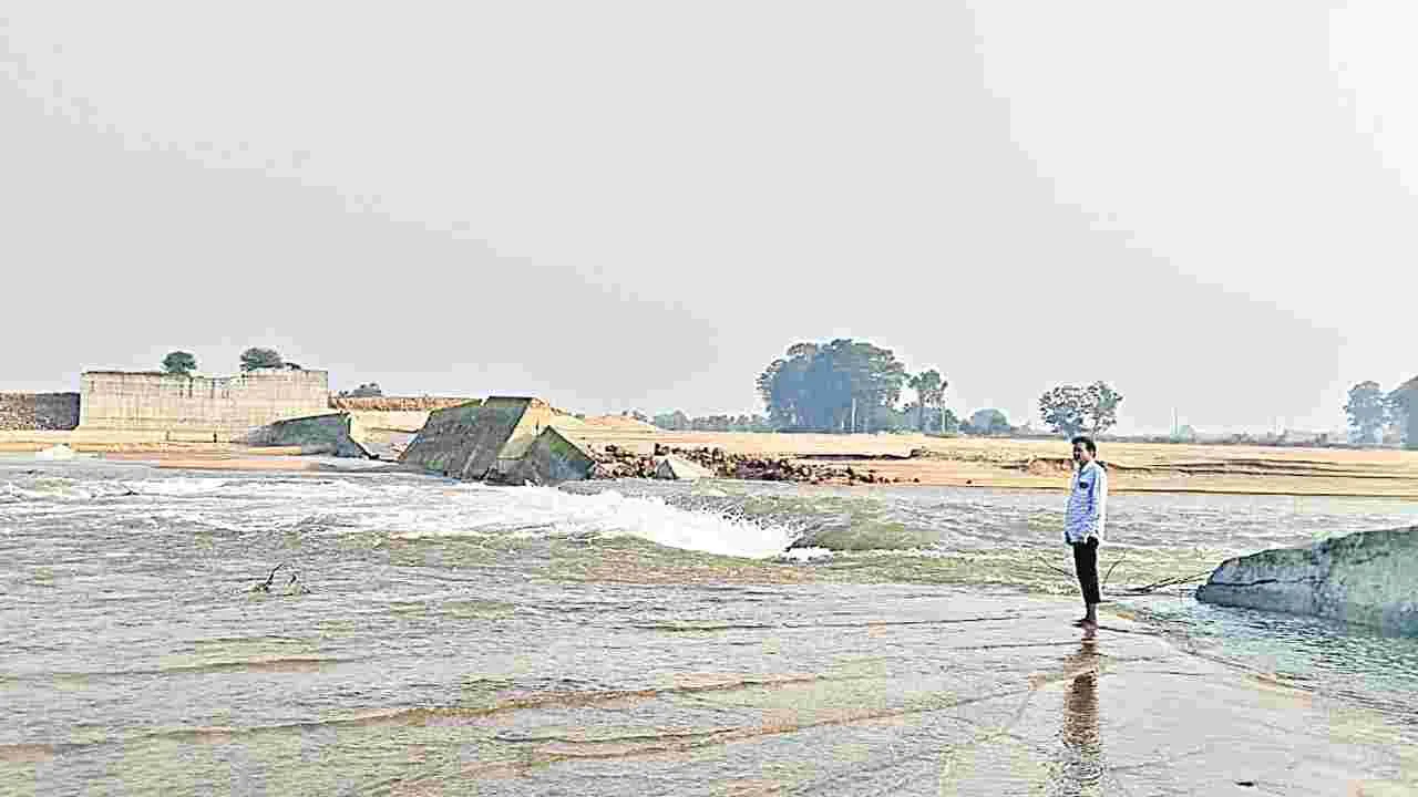 Check Dam on Maneru River Collapse: మంథనిలో మానేరుపై కొట్టుకుపోయిన చెక్‌ డ్యాం