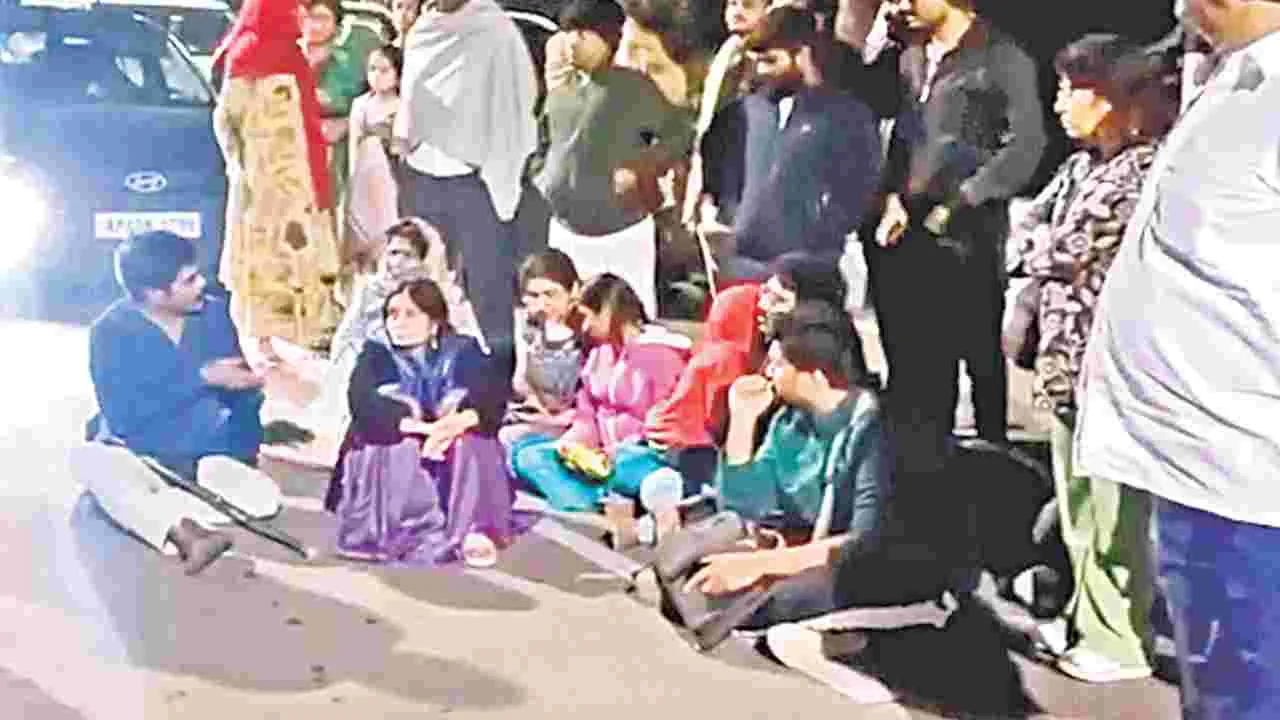 TTD Cancels Offline Booking for Three Days: శ్రీవాణి టికెట్ల కోసం తిరుమలలో భక్తుల నిరసన