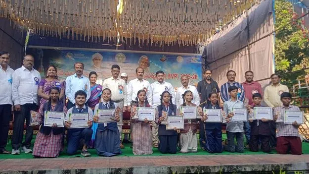 విద్యార్థుల చేతుల్లో దేశ భవిష్యత్‌ 