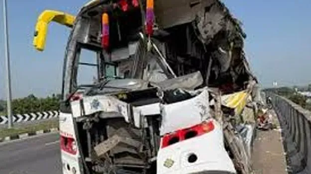 Kaveri Travels Bus Accident: కే కావేరీ బస్సు బీభత్సం