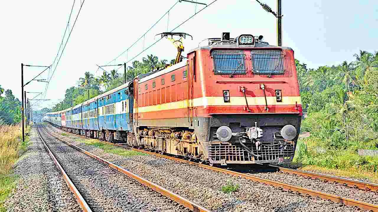 Indian Railways Hikes Ticket: రైలు టికెట్ల ధరల పెంపు!