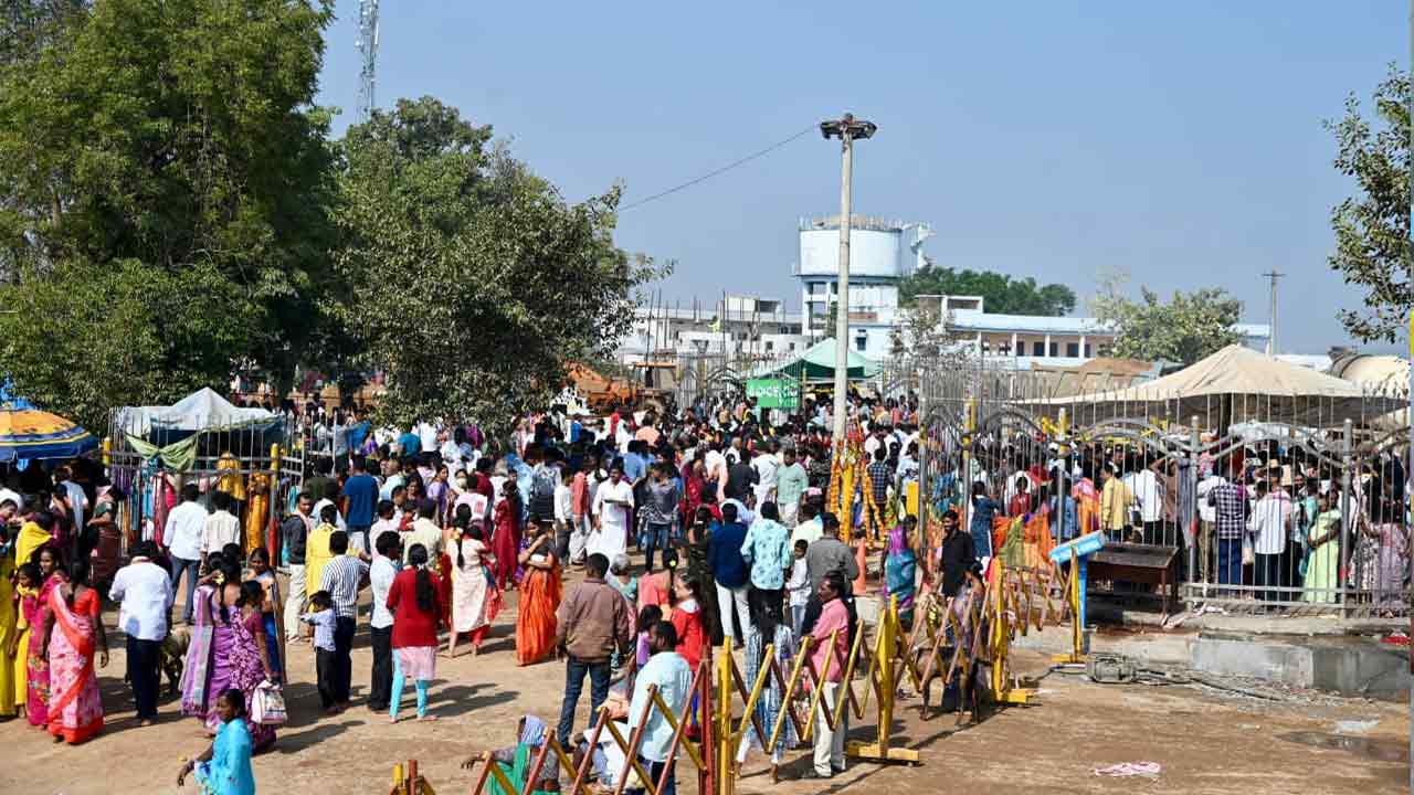 సమ్మక్క సారక్క దర్శనంకు పోటెత్తిన భక్తులు