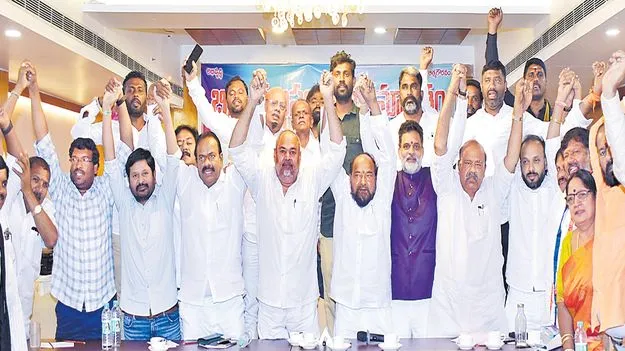 BC Leaders Protest Reduction of Reservations: స్థానిక సంస్థల్లో బీసీలకు 42 శాతం ఇవ్వకపోతే అగ్నిగుండమే