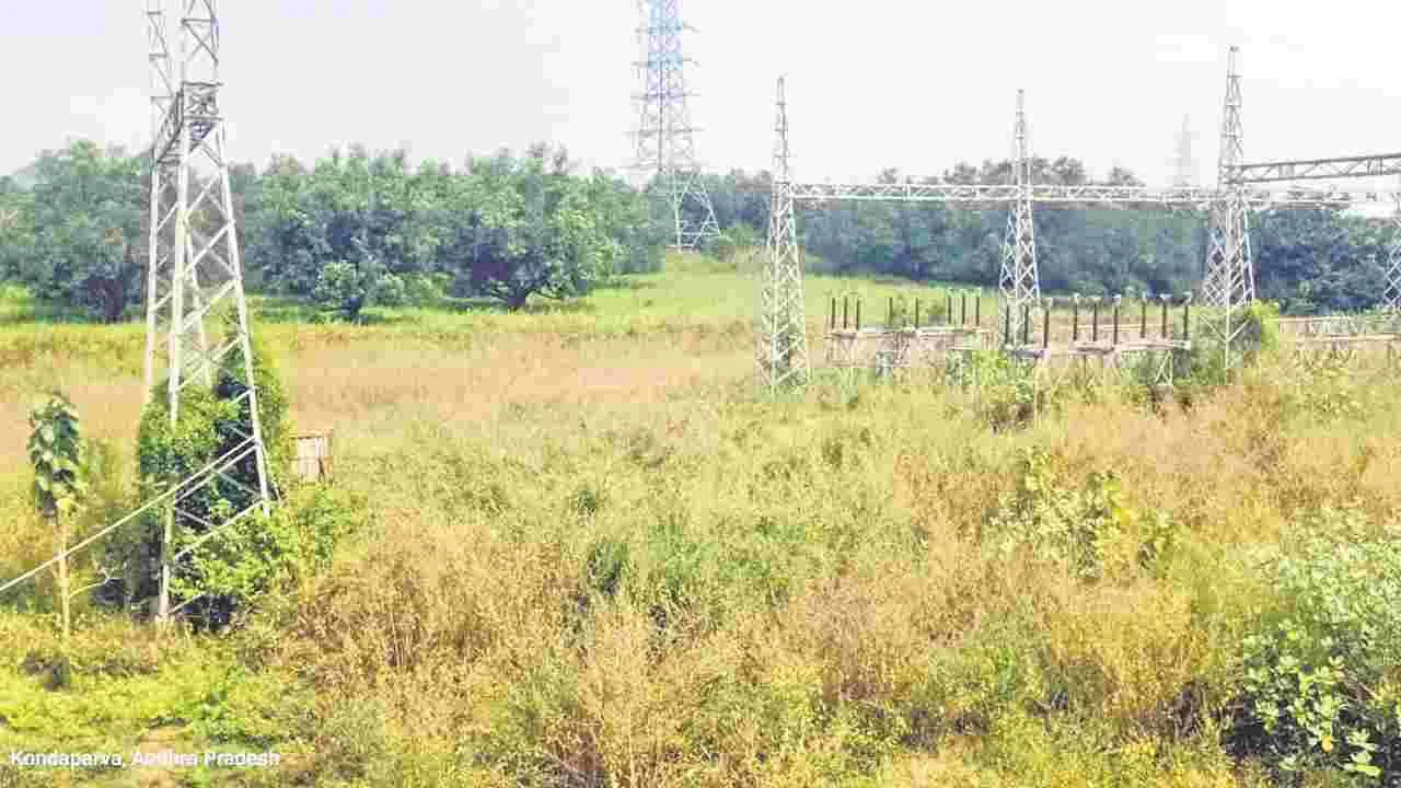 Project mismanagement: పది గజాల దారి లేక..