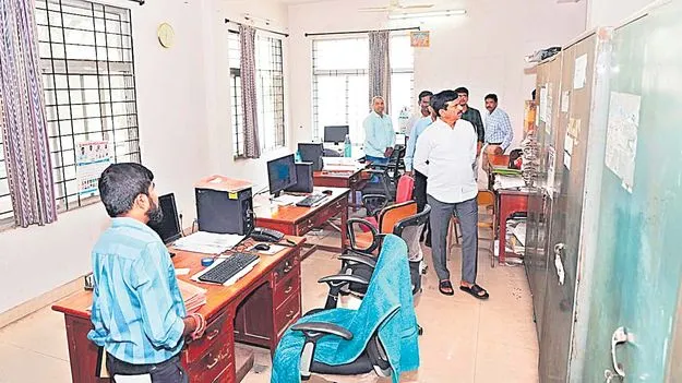 Minister Ponguleti Srinivas Reddy: సీసీఎల్‌ఏనా.. మీ సొంత ఆఫీసా?  