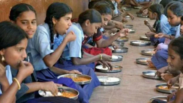 Students Complain of Poor Food: నాణ్యత లేని భోజనం.. సిబ్బంది దురుసు ప్రవర్తన