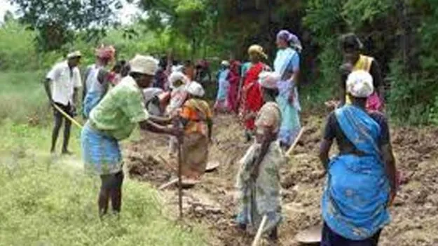 Centre Cuts Labour Allocation Under MGNREGA: ఉపాధి పనిదినాల్లో కోత!