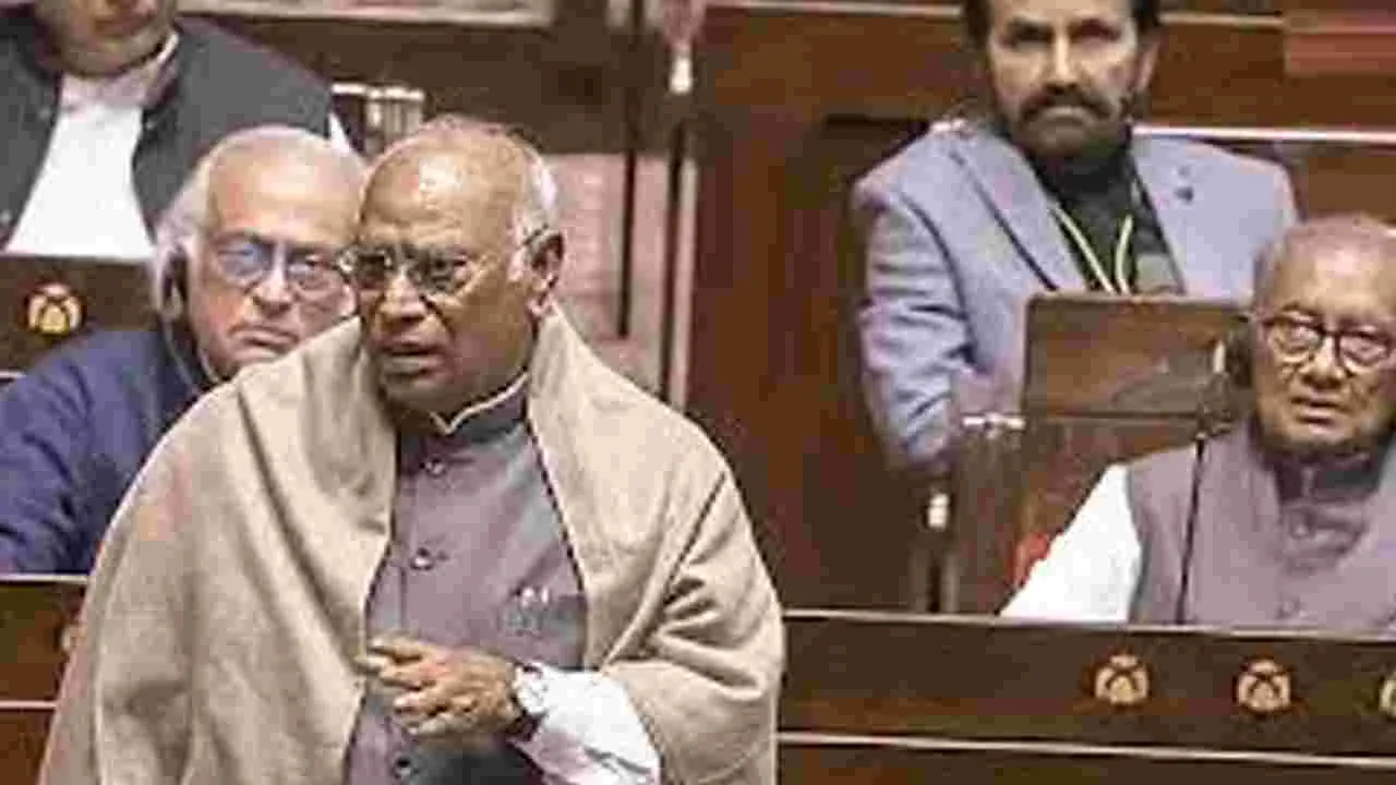 Opposition leader Kharge criticized the manner: రాజ్యసభలో ధన్‌ఖడ్‌ రగడ