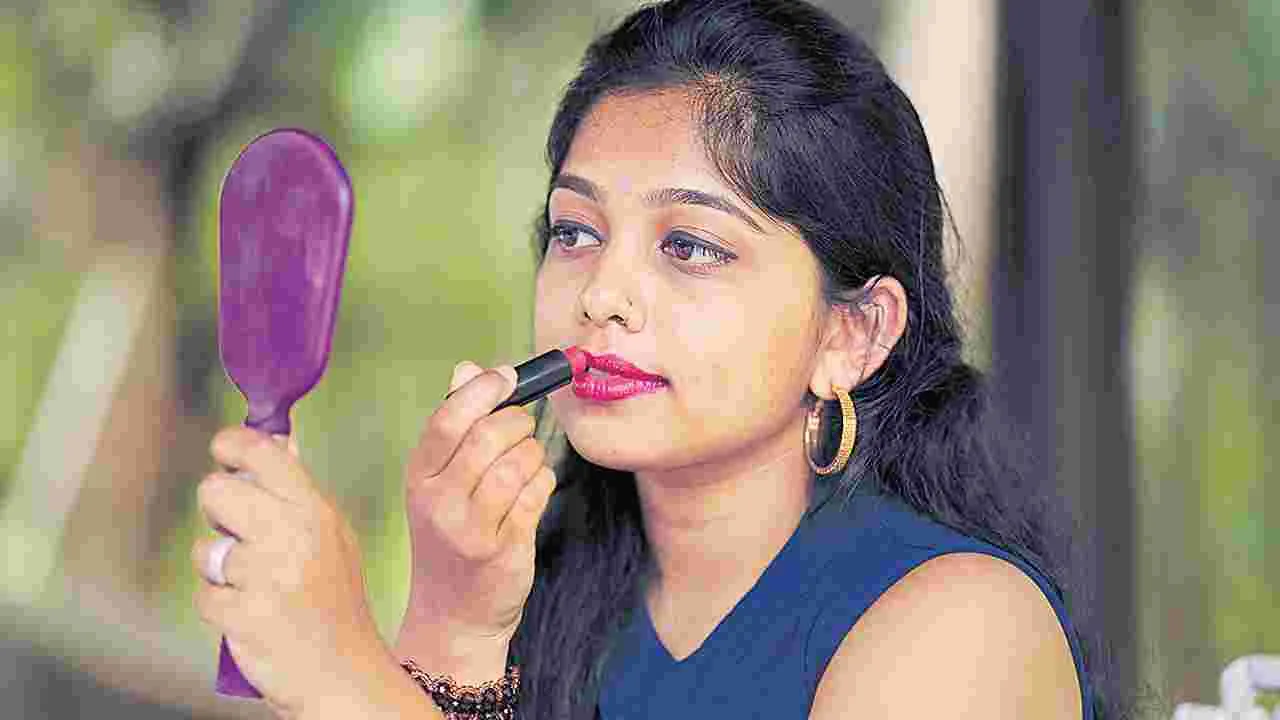 Makeup Tips: వినోదాల్లో వెలిగిపోవాలంటే 