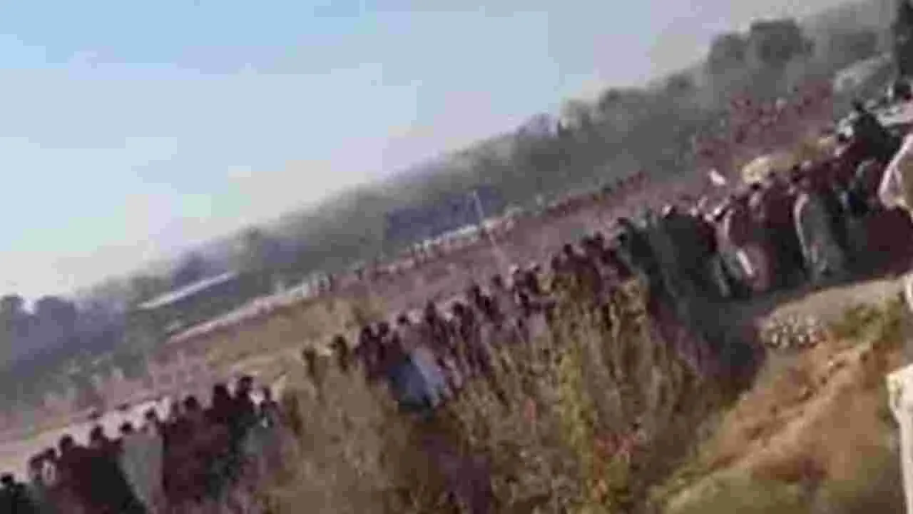 Taliban justice: 13 ఏళ్ల బాలుడికి తుపాకీ ఇచ్చి చంపించారు 