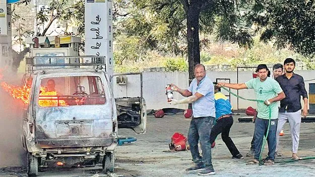 Car Plunges into Petrol Bunk: మంటలతో పెట్రోల్‌ బంకులోకి దూసుకెళ్లిన కారు 