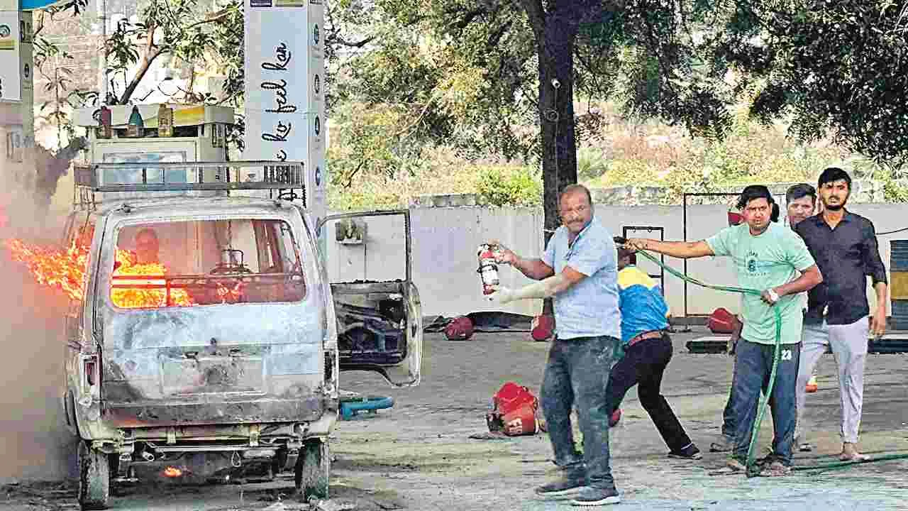 Car Plunges into Petrol Bunk: మంటలతో పెట్రోల్‌ బంకులోకి దూసుకెళ్లిన కారు