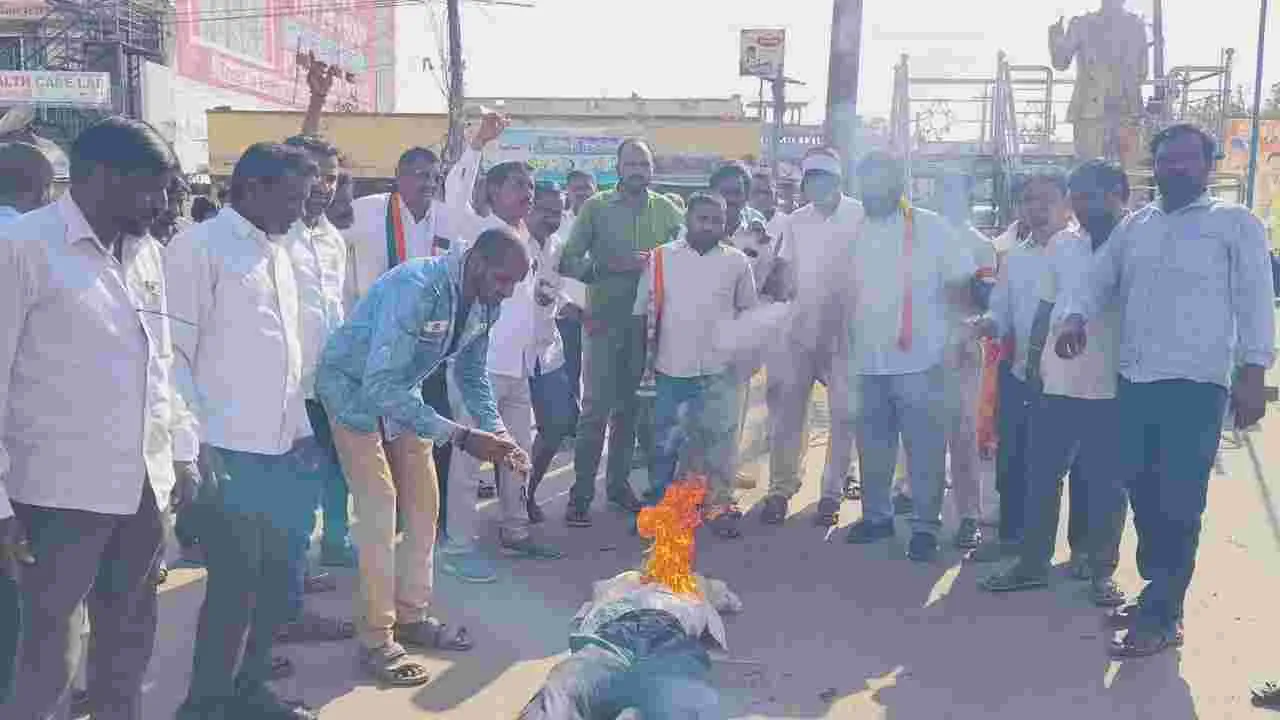 ప్రధాని మోదీ దిష్టిబొమ్మ దహనం