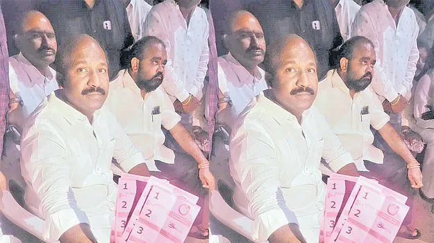 400 Ballot Papers Found in Drain: మురుగు కాల్వలో 400 బ్యాలెట్‌ పేపర్లు!