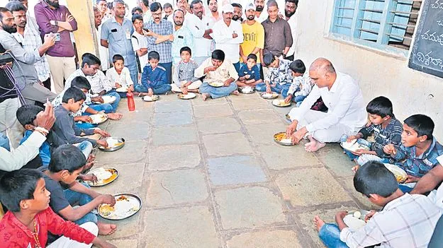 Former Minister Harish Rao: విద్యార్థులకు అన్నం పెట్టలేని సీఎంను కొరడాతో కొట్టి, తొండలు జొర్రించాలి!
