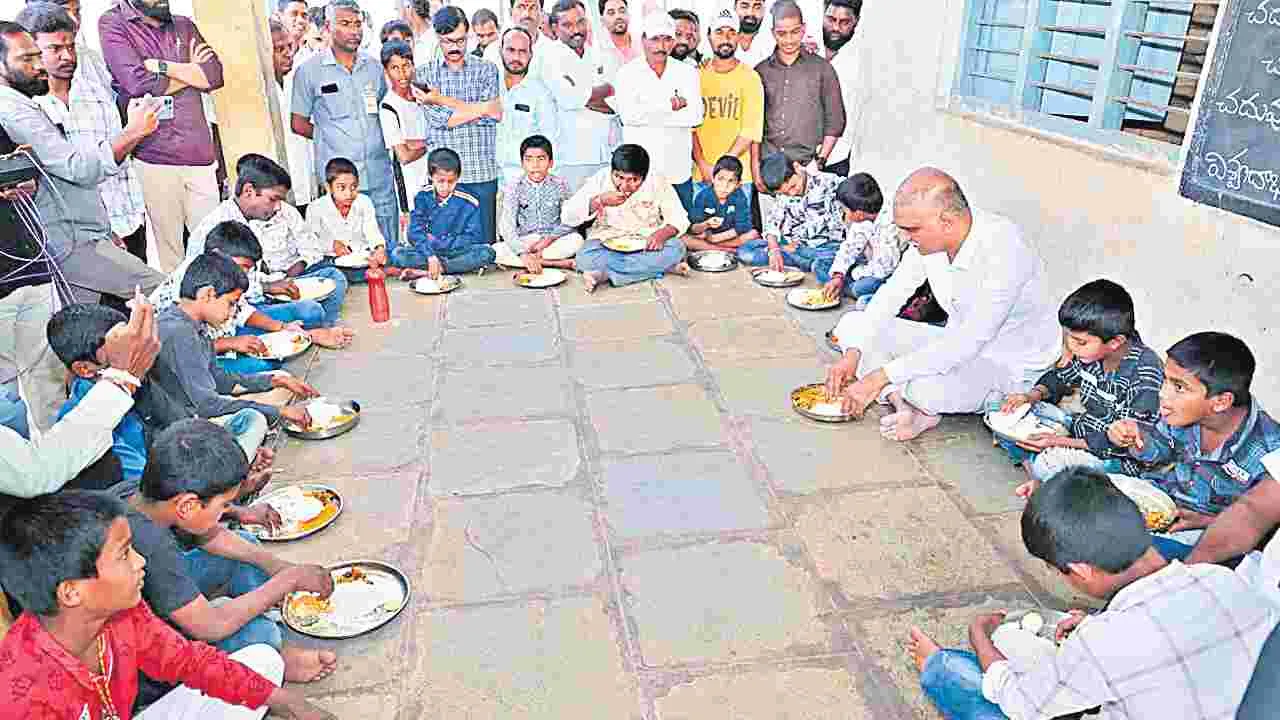 Former Minister Harish Rao: విద్యార్థులకు అన్నం పెట్టలేని సీఎంను కొరడాతో కొట్టి, తొండలు జొర్రించాలి!