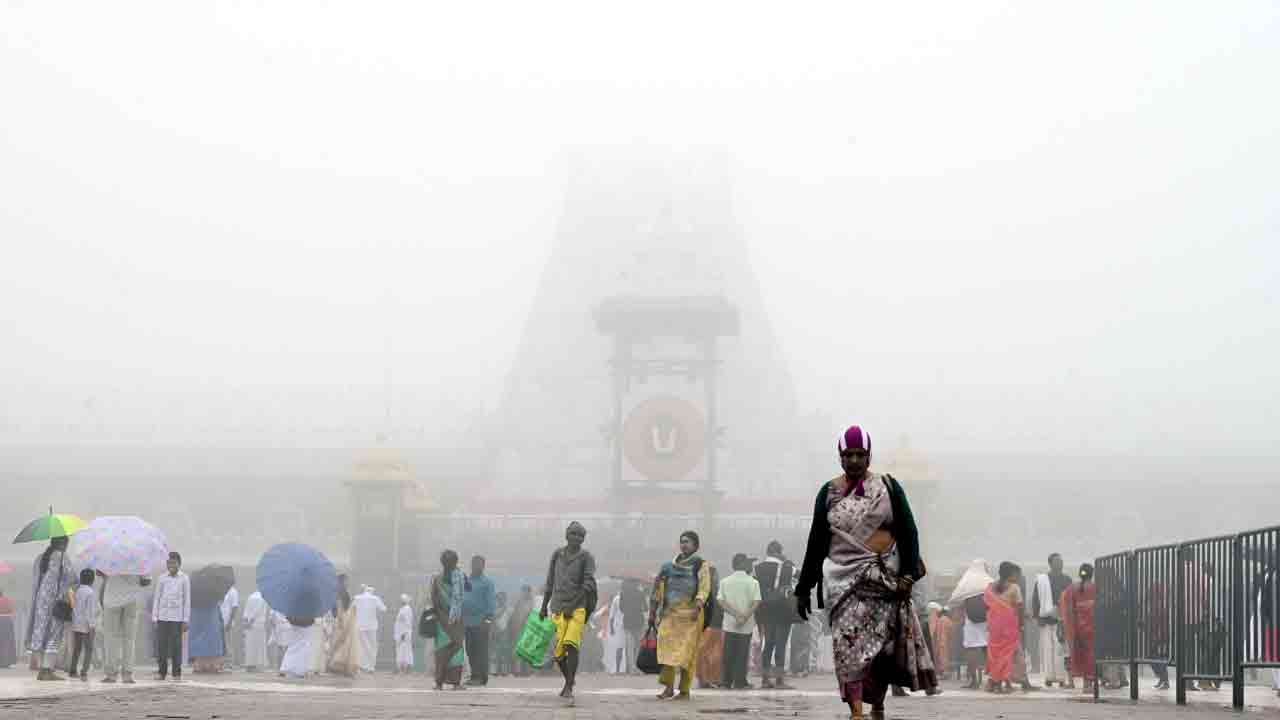Dense Fog Covers Tirumala: తిరుమలలో దట్టమైన పొగమంచు.. ఆలయ పరిసరాలు, ఘాట్ రోడ్లు మంచు మయం..