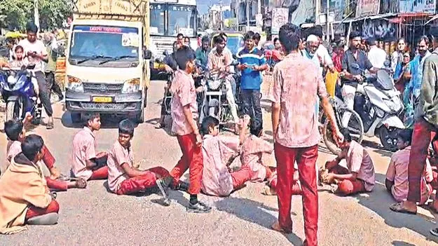 Adilabad Students Protest on Road: ప్రిన్సిపాల్‌ వద్దంటూ రోడ్డుపై పడుకొని విద్యార్థుల ధర్నా