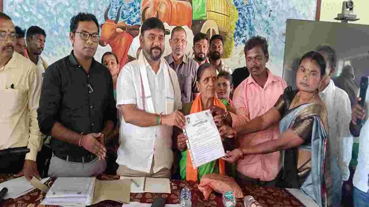 గిరిజనులకు శాశ్వత ఇళ్ల నిర్మాణానికి కృషి