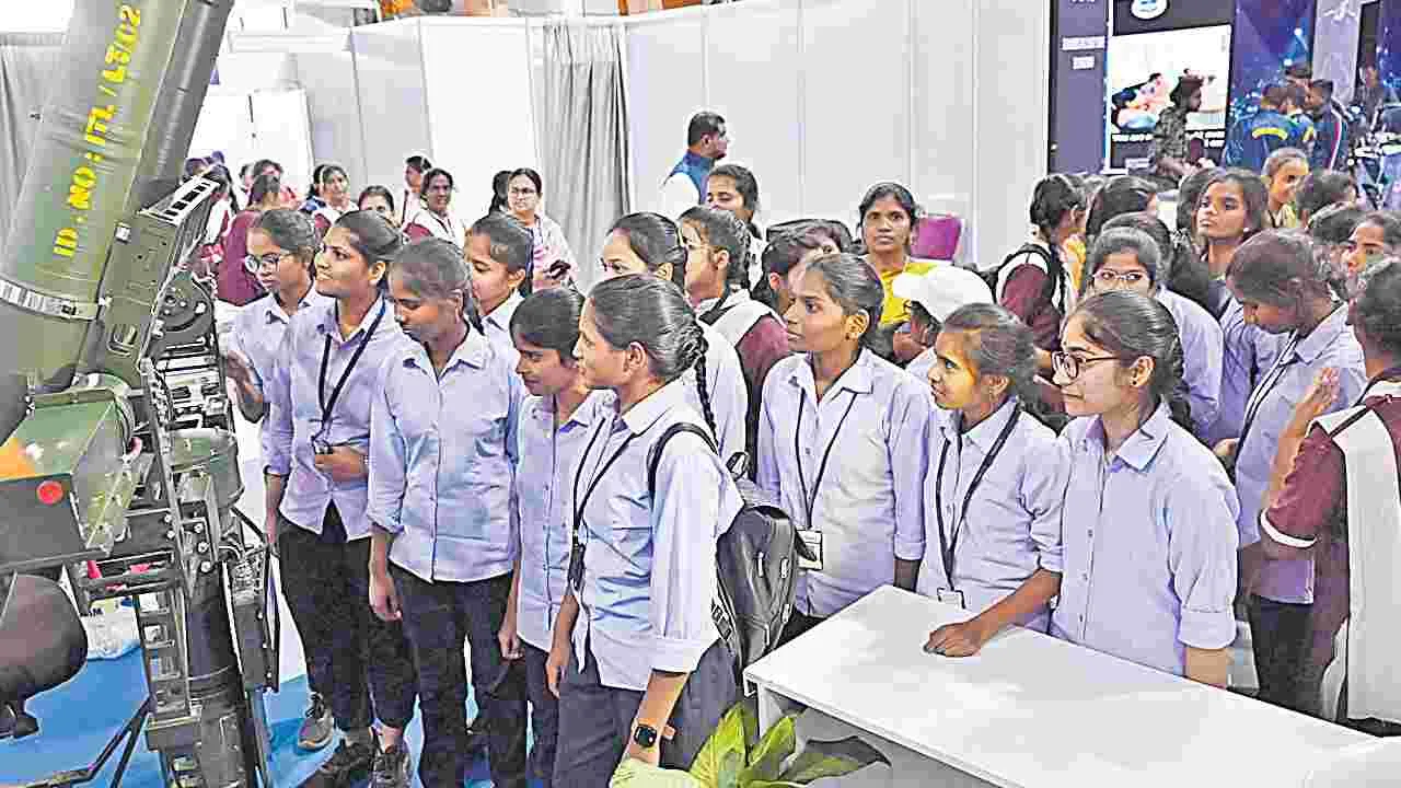 Huge Crowd Visits Telangana Rising Global Summit: అబ్బురం... ఆశ్చర్యం