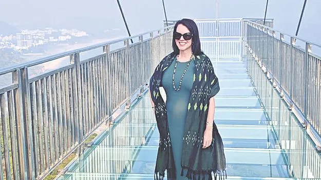 US Consul General: గ్లాస్‌ బ్రిడ్జిపై అమెరికన్‌ కాన్సుల్‌ జనరల్‌